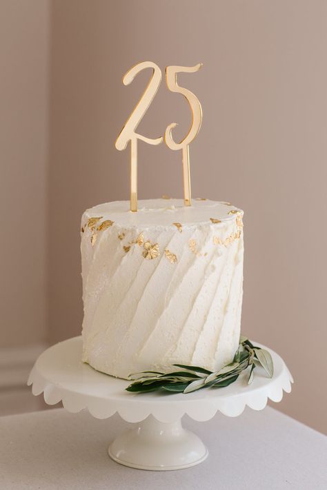 Simple Decor Cake, Classic Cake Designs Birthday, White Cake For Birthday, Neutral Cake Ideas Birthday, Unisex Cake Design, Simple Elegant Birthday Cakes, White And Gold Cake Design, White And Gold Birthday Cakes For Women, Simple 30th Birthday Cake