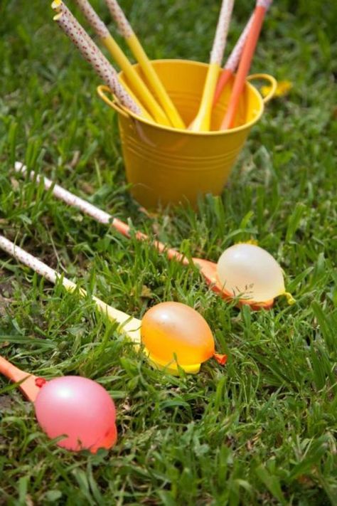 Water Egg on a Spoon – Forget that egg on a stick race (yuck, all that yoke to clean up!). Opt instead for "egg" water balloons when organizing this Easter's team races. All the fun, none of the mess. Let's be honest — you're the true winner. Click through to see the whole gallery and for more easter games. Egg And Spoon Race, Garden Soiree, Balloon Games, Summer Outdoor Party, Easter Games, Diy Ostern, Birthday Party Planning, Water Balloons, Kids Party Games