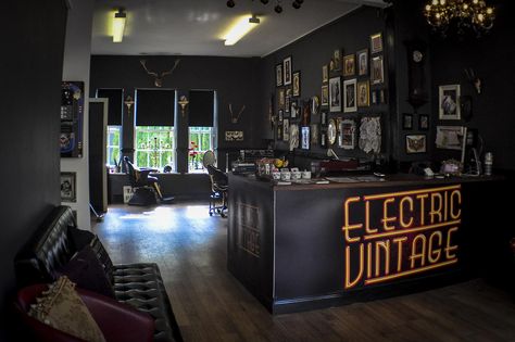 Tattoo Shop Reception Area, Tattoo Shop Design Interior, Interior Design Tattoo Studio, Tattoo Studio Decoration Ideas, Tattoo Shop Interior Design, Tattoo Shop Design, Tattoo Studio Ideas, Tattoo Studio Interior Design, Tattoo Studio Decoration