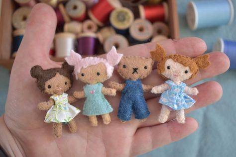 Tiny Felt dolls handmade miniatures and teddy bear in palm Tela, Tiny Felt Dolls Free Pattern, Doll House Dolls, Tiny Dolls To Make, Diy Felt Doll, Diy Felt Crafts, Mini Felt Animals, Felt Doll Tutorial, Felt Dollhouse