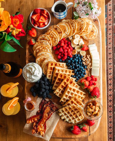 Pancake Charcuterie Board - Classy Girls Wear Pearls New Charcuterie Board Ideas, Breakfast Ideas Platters, At Home Cheese Board, Pancake Brunch Boards, Waffle Platter Ideas, Pancake Grazing Board, Park Charcuterie Board, Sausage Ball Charcuterie Board, Breakfast Brunch Board