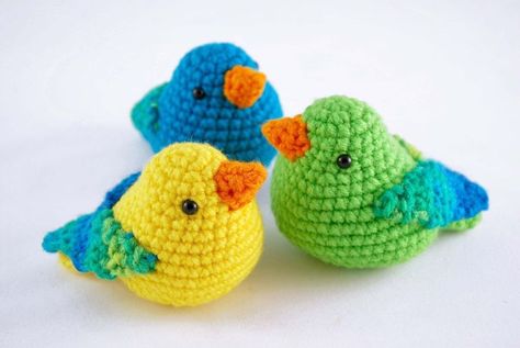 Amigurumi Spring Bird Free Pattern - Amigurumim Amigurumi Bird, Bird Crochet, Crochet Bird, Crochet Bird Patterns, Easy Amigurumi, Bird Free, Crochet Birds, Easy Crochet Pattern, Crochet Free Pattern