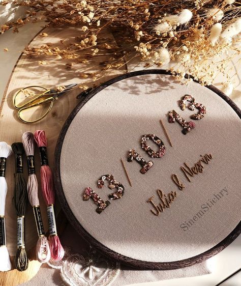 Handmade Wedding Present, Hand Embroidery Hoop Art, Embroidery Designs Wedding Gift, Hand Embroidery Wedding Gift, Embroidery Numbers Pattern, Hand Embroidery Gifts, Embroidery Gifts Ideas, Letter F Embroidery, Embroidery Gifts For Him