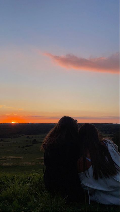 Sunset Walks With Friends, Watching Sunset With Friends, Sunset Photoshoot Friends, Sunset Friend Pictures, Sunset Photos With Friends, Sunset Best Friend Pictures, Sunset Pictures With Friends Field, Cute Sunset Pictures With Friends, Girlfriends Picture Ideas