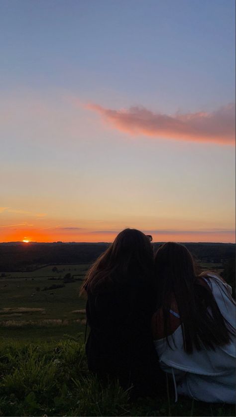 Sunset Walks With Friends, Bestie Sunset Pics, Watching Sunset With Friends, Sunset Bestie Pics, Best Friend Pictures Sunset, Sunset Best Friend Pictures, Sunset Photos With Friends, Sunset Pictures With Friends Field, Cute Sunset Pictures With Friends