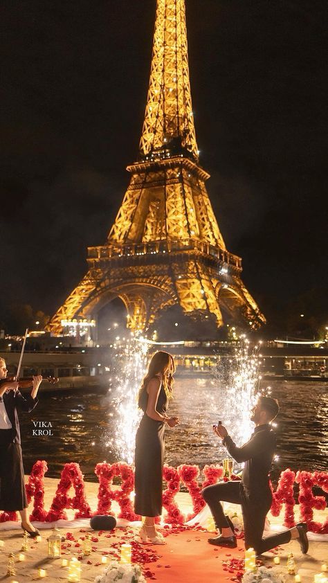 Proposal With A View, Engagement In Paris, Paris Proposal Night, Proposal Ideas Paris, Proposed Pictures, Vision Board Engagement, Couple Proposal Pictures, Marriage Proposal Aesthetic, France Proposal