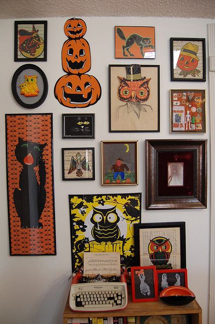 How to Frame a Collection of Halloween Toys | Jennifer Perkins Moldes Halloween, Fröhliches Halloween, Casa Halloween, Vintage Halloween Images, Creepy Halloween Decorations, Halloween Toys, Vintage Halloween Decorations, Halloween Vintage, Autumn Pumpkin