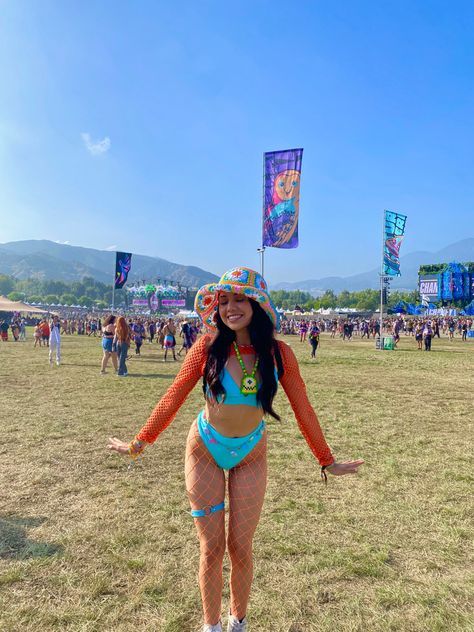 #raveoutfit #rave #festivaloutfit #edc Festival Posing Ideas, House Music Rave Outfits, Rave Outfits Bikinis, Rave Jersey Outfit Women, Rave Hoodie Outfit, Nocturnal Outfits Rave, Camp Edc Outfits, Rave Fit Inspo Women, Rave Group Outfit Themes
