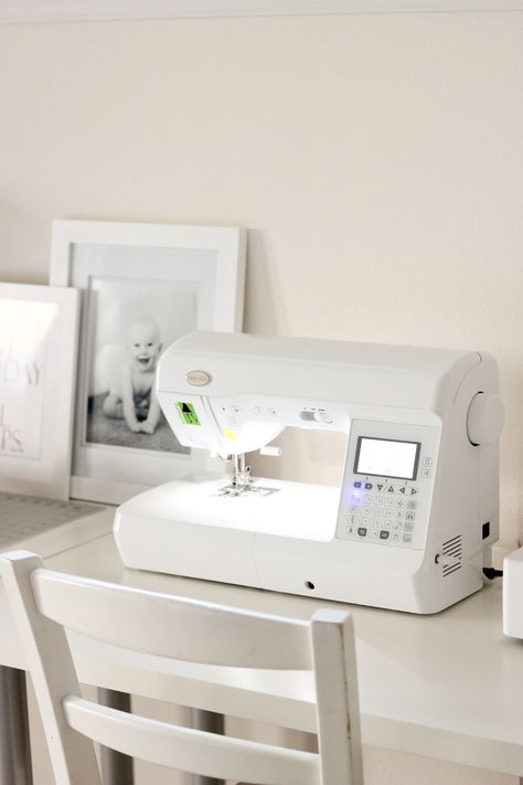 Baby Lock Katherine Review // Delia Creates Baby Lock Sewing Machine, Sewing Aesthetic, Sewing Project Ideas, Overlock Stitch, Machines Fabric, Sewing Machine Reviews, Sewing Machine Cover, Silver Clay, Short I