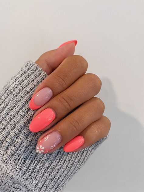 Uñas Color Coral, Coral Pink Nails, Coral Nails With Design, Rounded Acrylic Nails, August Nails, Peach Nails, Coral Nails, Simple Gel Nails, Summery Nails