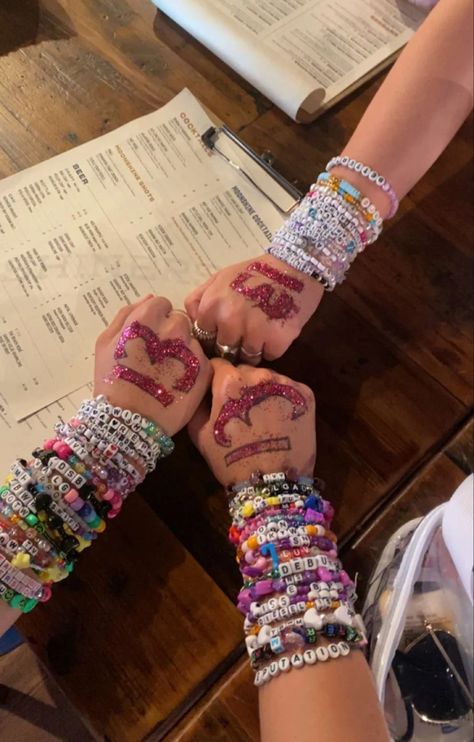 Taylor Swift 13 Hand, Songs Friends, Eras Aesthetic, Swift Friendship Bracelets, Taylor Swift Friendship Bracelets, Taylor Swift Bracelets, Movie Outfit, Swift Bracelets, Concert Style