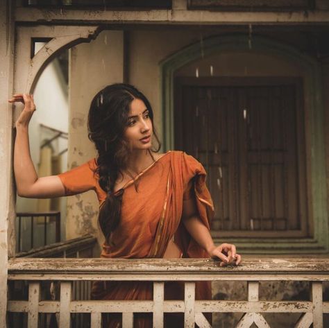 South Asian Aesthetic, Saree Poses, Portrait Photography Women, Photography Inspiration Portrait, Indian Photoshoot, Saree Photoshoot, Portrait Photography Poses, Indian Aesthetic, Fashion Photography Poses