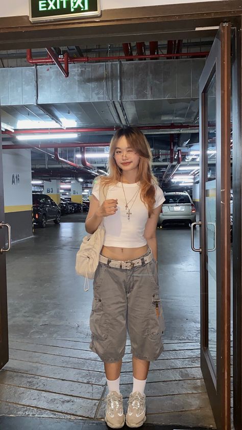 Jorts With Crop Top, Big Bottom Small Top Outfits, Big Cargo Shorts Outfit, Jhorts Girl Outfit Y2k, Baggy Jorts Outfit Women’s, Outfit Inspirations Streetwear, Outfit With Cargo Shorts, Jorts Fit Girl, Oversized Cargo Shorts Outfit