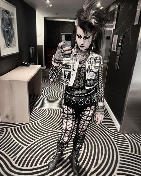 ℭ𝔬𝔞𝔩 𝔚𝔦𝔫𝔱𝔢𝔯 𝔑𝔦𝔤𝔥𝔱 on Instagram: "Random selfie before a show. 🦇 . . . . #deathrocker #goth #darkpunk" Goth Show Outfits, Goth Subgenres, Deathrocker Goth, Trade Goth, Goth Types, Goth Subcultures, Goth People, Trad Goth Outfits, Deathrock Fashion