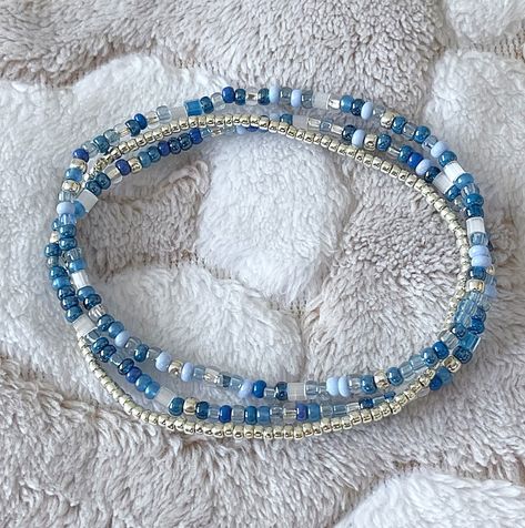 3mm Bead Bracelet Ideas, Bracelet Beads Ideas Handmade Jewelry, Colours That Go With Silver, Blue Stack Bracelets, Blue Seed Bead Bracelet Ideas, Seed Bead Bracelet Aesthetic, Beaded Bracket Ideas, Tiny Beads Bracelet Ideas, Tiny Glass Bead Bracelet Ideas