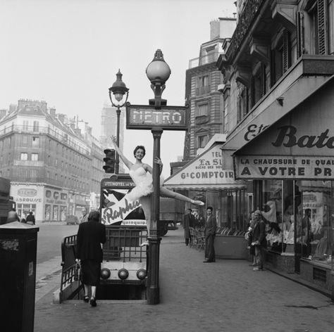 A ballerina demonstrates the correct way to enter the Parisian métro. 1955  Image by Serge Berton / Getty Images The Broad Museum, Metro Paris, Paris 1900, Paris Metro, Paris Vintage, Old Paris, U Bahn, Paris Images, Paris Photo