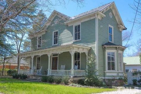 1800 Farmhouse Exterior, 1900 Farmhouse Interior, 1900 House Exterior, 1800s House Exterior, 1900 Farmhouse Exterior, 1800s Aesthetic House, Dream House Vintage, Aesthetic House Design, 1800 House