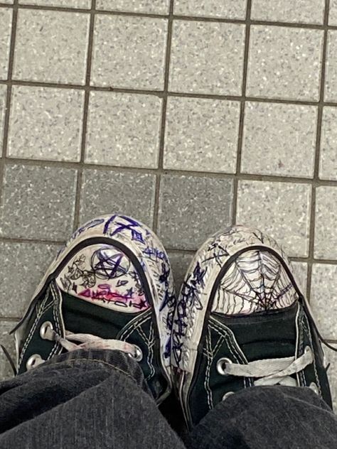 Converse Drawing, Doodle Shoes, Personalized Converse, Alt Shoes, Sharpie Shoes, Custom Converse Shoes, Converse Design, Grunge Shoes, Converse Aesthetic