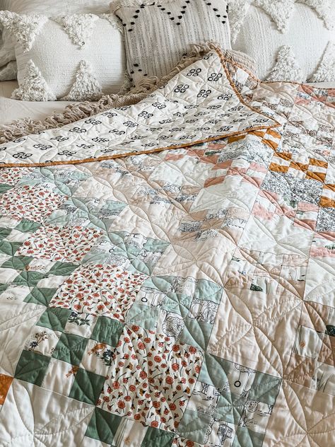 Maureen Cracknell Fabrics — Blog — Sharon Holland Designs Tela, Patchwork, Quilt Bed Aesthetic, Farmhouse Quilts Pattern, Vintage Quilt Designs, Quilt Bed Spread, Dark Colored Quilts, Living Room Quilt, Sage Green Quilts Color Schemes