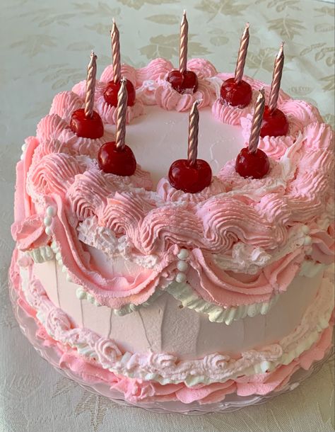 vintage pink cake Vintage Birthday Cakes Circle, Birthday Cake Vintage Buttercream, Vintage Pink Cake Birthday, Vintage Cake Cherries, Vintage Cakes Birthday Pink, Vintage Girly Cake, Vintage Cake Wallpaper, Pink Cherry Cake, Fake Cake Decorating Ideas
