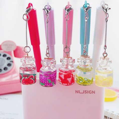 قلم حبر جاف, Kawaii Fruit, Cute School Stationary, Kawaii School Supplies, Pretty Pens, Kawaii Pens, Cool School Supplies, Hiasan Bilik, Bottle Charms