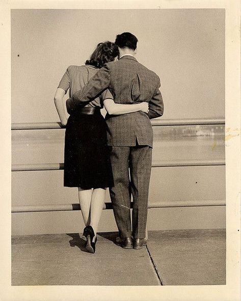 42 Vintage Snapshots That Show What Couples Wore in the 1940s ~ Vintage Everyday Couples Vintage, Happy Anniversary Quotes, Life Magazine Covers, Old Fashioned Love, Stil Vintage, Vintage Couples, Vintage Romance, Photo Vintage, Foto Vintage