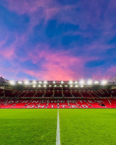 Man United Stadium, Old Trafford Stadium Wallpapers, Old Trafford Wallpapers, Manchester United Line Up, Poster Bola, Manchester United Stadium, Old Trafford Stadium, Baggy Jean Shorts, Background Designer