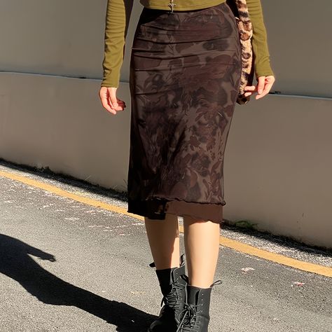 Faster shipping. Better service Brown Midi Skirt Outfit, Gothic Grunge Aesthetic, Midi Skirt Y2k, Low Waist Skirt, Preppy Aesthetic Outfits, Skirt Streetwear, Gothic Grunge, Skirt Y2k, Grunge Vintage