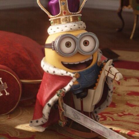 King Bob of the Minions with his horse and sword from the Minion Movie. Minions, Bob Wallpaper Minion, Minions Random, Bob Minions, King Bob, Minion Rock, Minion Photos, Yellow Minion, Minions Images