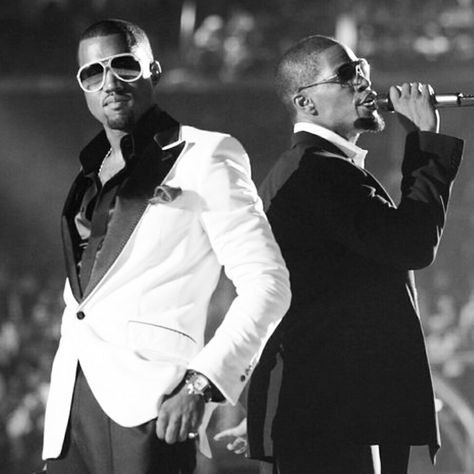 Throwback Classics - Kanye West and Jamie Fox perform 'Gold Digger' at the 2005 MTV VMA. Gold Digger Kanye West, Kanye West Songs, Kanye West Wallpaper, Kayne West, Famous Portraits, Gold Digger, Classic Songs, Black Celebrities, Billboard Hot 100