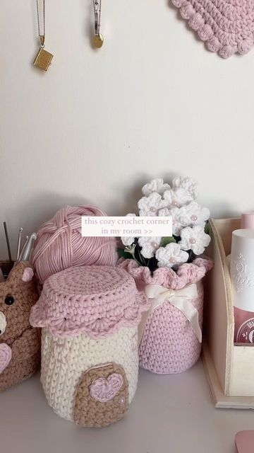 Amigurumi Patterns, Crochet Decor Bedroom, Room Decor With Crochet, Crochet Projects For Room, Crochet Dorm Ideas, How To Crochet A Pencil Case, Crochet Flower Tapestry Pattern, Room Decor Ideas Crochet, Crochet Vines Room Decor