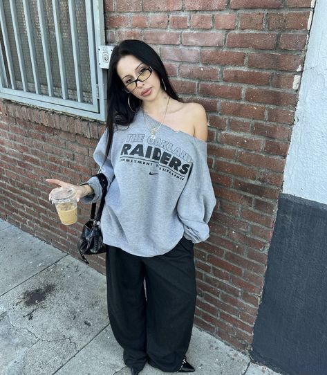 Streetwear Fashion Feminine, White Graphic Shirt Outfit, Casual Skater Outfits, Older Sister Aesthetic Outfits, Baggy Dance Outfit, Mystic Style Fashion, Baggy Coquette Outfit, Simple Earthy Outfits, 90s Fine Outfits