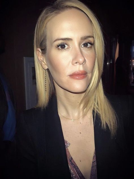 Sarah Paulson in 2022 Evan Peters, Ahs Cast, Sarah Paulson, Pretty Females, Emma Roberts, Cate Blanchett, Woman Painting, Messy Hairstyles, American Horror Story