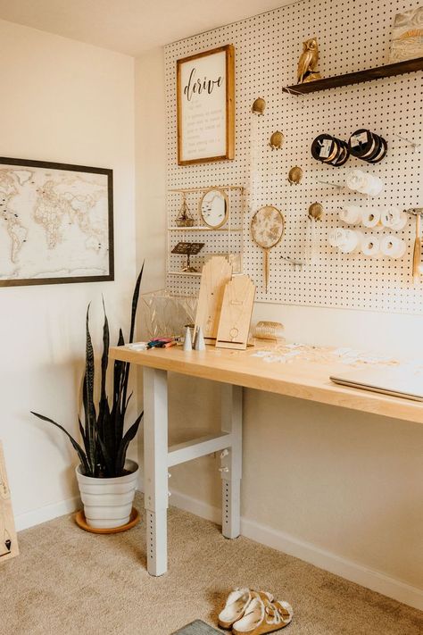 Small Atelier Workspaces, Jewelry Making Office Ideas, Small Shop Organization Ideas, Jewelry Business Home Office, Pegboard For Jewelry, Jewelry Making Office, Jewelry Making Station Craft Rooms, Jewelry Making Workspace, Jewelry Making Craft Room Ideas