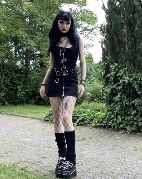 Goth Streetwear Aesthetic, Goth Theme Park Outfit, Goth Outfits Concert, Outfit Ideas Summer Goth, Goth Outfits Shorts, Summer Trad Goth Outfits, Cute Goth Summer Outfits, Goth Fits Summer, Goth Outfit Ideas Summer
