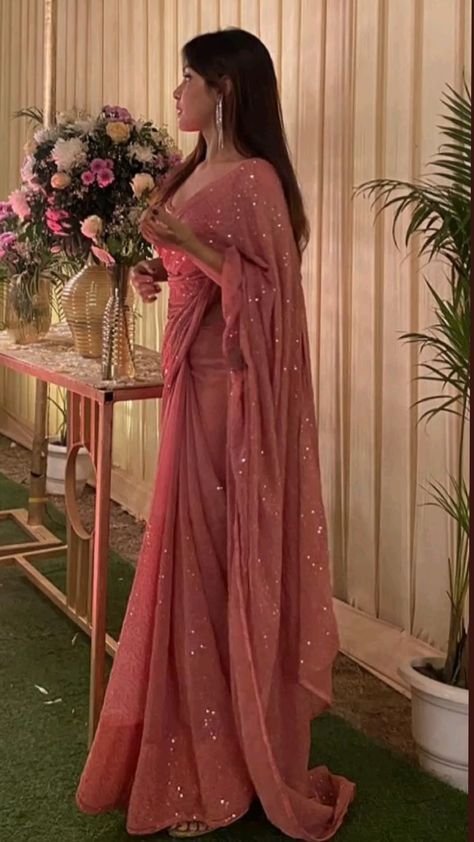 Dholki Dress Ideas, Footwear With Saree, Onion Pink Saree Contrast Blouse, Sarees Farewell, Akanksha Sharma, Wedding Guest Outfit Indian, Aesthetic Personality, Farewell Saree, Desi Clothing