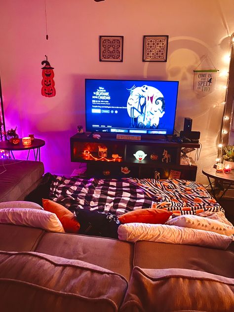 Halloween spooky movie night. The nightmare before Christmas Couch Movie Night Aesthetic, Indoor Halloween Movie Night, Friends Halloween Sleepover, Movie Night Inside House, Movie Night At Home Living Rooms, Apartment Movie Night, Horror Movie Sleepover Party, Living Room Sleepover Ideas Birthday, Halloween Movie Night With Friends