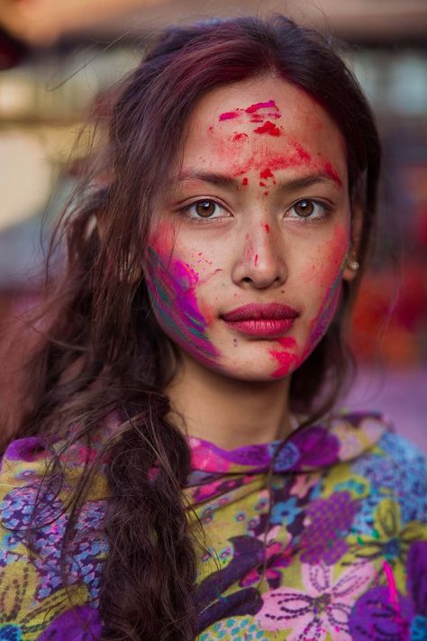 Mihaela Noroc has traveled to over 50 countries and captured stunning photographs of women of all ages, races, and backgrounds. Portret Feminin, Female Face Drawing, Holi Festival, Color Festival, Face Photography, Female Photographers, People Of The World, Interesting Faces, Beauty Life