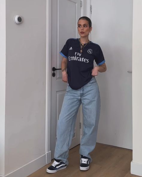 Jersey Edition Women Soccer Jersey Outfit, How To Style A Soccer Jersey Women, Aesthetic Jersey Outfit, Styling A Jersey Women, Styling Jerseys Outfit, Cute Jersey Outfits For Women, Nba Jersey Outfit Woman, Outfits With Jerseys, Blue Jersey Outfit