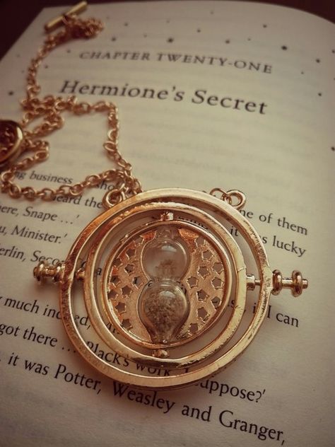 Time turner Cer Nocturn, Film Harry Potter, Stile Harry Potter, Wallpaper Harry Potter, Time Turner, Tapeta Harry Potter, Gryffindor Aesthetic, Harry Potter Wall, Harry Potter Background