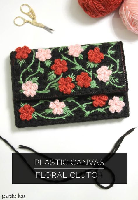 Learn how to make a floral clutch using plastic canvas and crochet flowers. Diy Clutch Purse, Diy Clutch Bag, Canvas Bag Diy, Clutch Tutorial, Diy Leder, Diy Fashion Projects, Diy Clutch, Plastic Canvas Stitches, Foldover Clutch