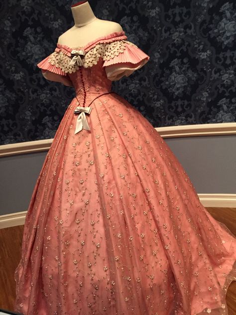 Vintage Outfits For Women, Vintage Outfits Women, 1800s Dresses, White Quince, Victorian Ball Gowns, Washington City, Istoria Modei, Victorian Era Dresses, Victorian Gowns