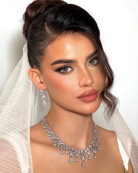 25 Wedding Makeup Looks: Subtle Sophistication For The Modern Bride Makeup Looks Subtle, Quinces Makeup, Glam Bride Makeup, Glamour Bride, Glamorous Wedding Hair, Special Occasion Makeup, Wedding Eye Makeup, Glam Wedding Makeup, Celebrity Bride