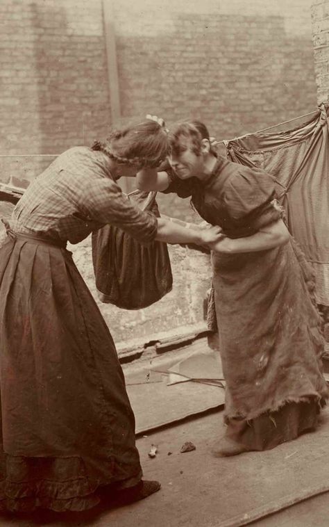 London’s East End life through the lens of Jack London, 1902 - Rare Historical Photos Tumblr, London East End, 1800s Photography, London 1800, Whitechapel London, Shorpy Historical Photos, Historical London, 19th Century London, Historic Pictures