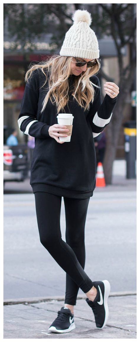 The perfect winter outfit! Black leggings, tunic sweatshirt, beanie, and Nikes. Athleisure Look- Life By Lee Outfits Mit Leggings, Vinter Mode Outfits, Cute Sporty Outfits, Look Legging, Beanie Outfit, Perfect Winter Outfit, Cute Outfits With Leggings, Outfits 2017, Legging Outfits