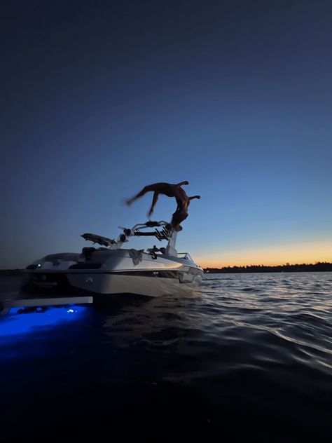 Boating On The Lake, Summer On A Boat, Boat Lake Aesthetic, Night Boat Aesthetic, Speed Boat Aesthetic, Jumping Off Boat, Boat Party Aesthetic, Boat Life Aesthetic, Summer Boat Aesthetic