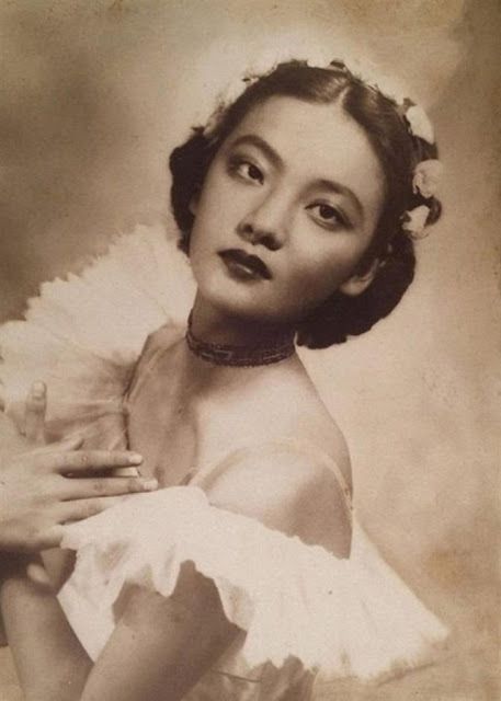 Beautiful Shanghai Studio Portraits From the 1920s ~ Vintage Everyday Photography 1920s, Old Shanghai, Chinese Aesthetic, American Photo, Famous Photographers, Photographic Studio, Vintage Portraits, Magazine Photography, Studio Portraits