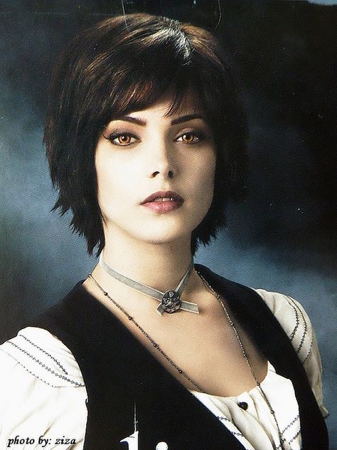Would love to go back to short hair <3 I don't think I am brave enough anymore :'( -too used to long hair - Ashley Greene Twilight, Alice Twilight, Alice Cullen, Twilight Film, Twilight Pictures, Twilight Series, Nikki Reed, Twilight Movie, Twilight Fans