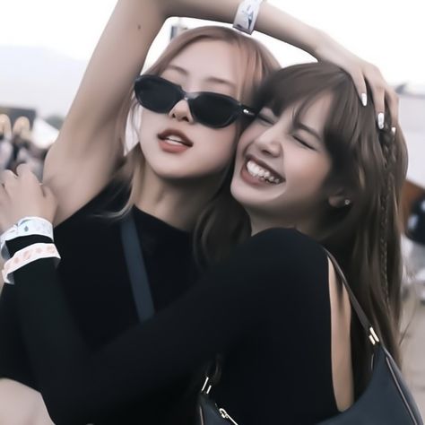 Otp Lichaeng, Lisa Y Rose, Chaelisa Icons, Rose And Lisa, Lisa And Rose, Golden Life, Rosé Cute, Sana Momo, Happy Pictures