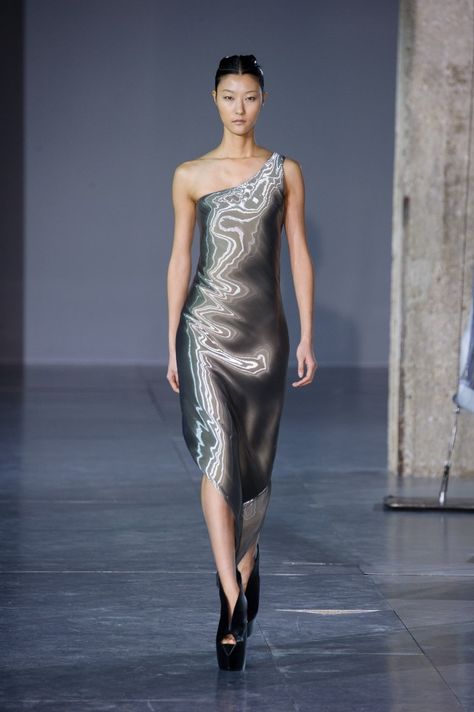 Iris van Herpen dress with moiré effect, 'Biopiracy' Collection, RTW 2014-15. Promotional runway image Haute Couture, Couture, Futuristic Fashion Runway, Liquid Metal Dress, Iris Van Herpen Runway, Iris Van Herpen Dress, Iris Van Herpen 2022, Runway Futuristic, Liquid Organza Dress